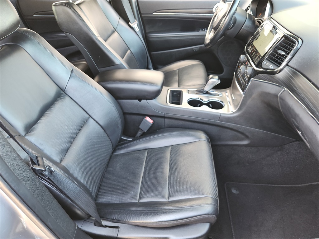 Vehicle image 25 of 33