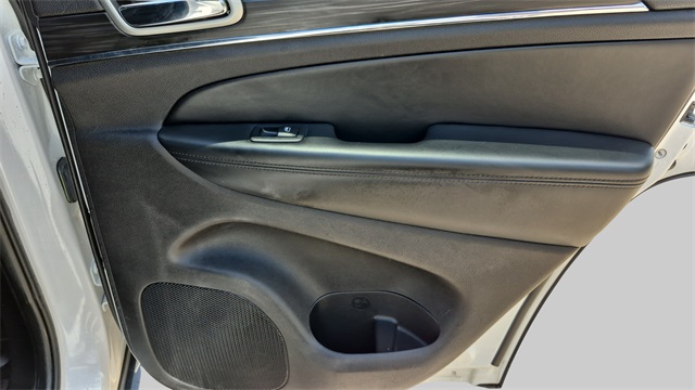Vehicle image 26 of 32