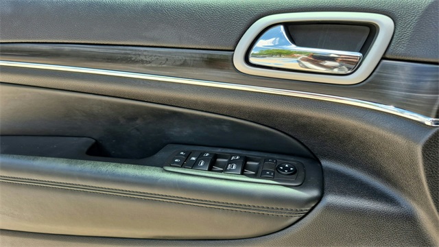 Vehicle image 25 of 32