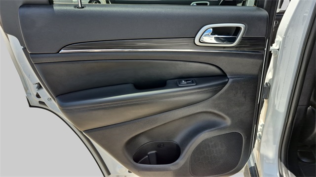 Vehicle image 23 of 32