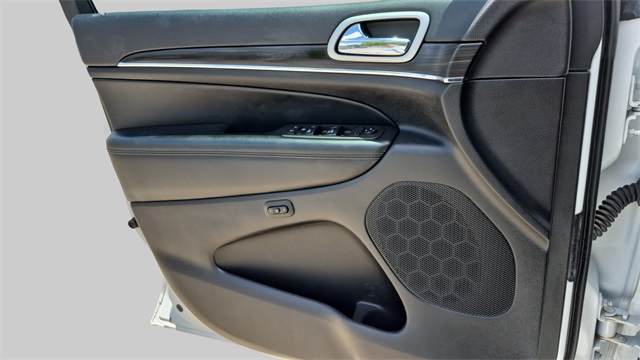 Vehicle image 24 of 32