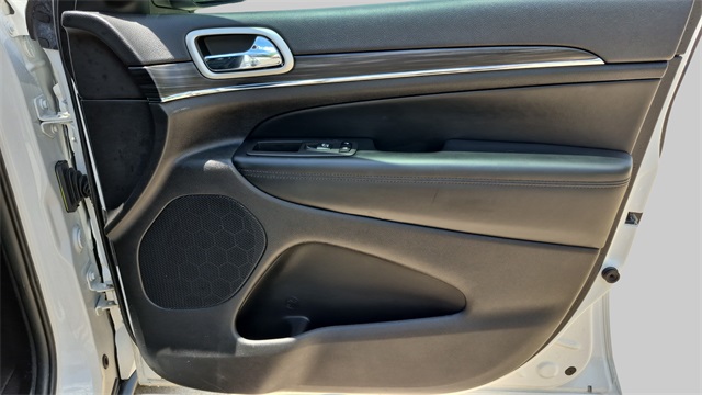 Vehicle image 22 of 32