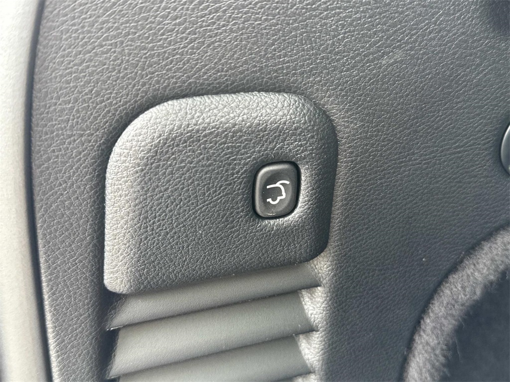 Vehicle image 12 of 31