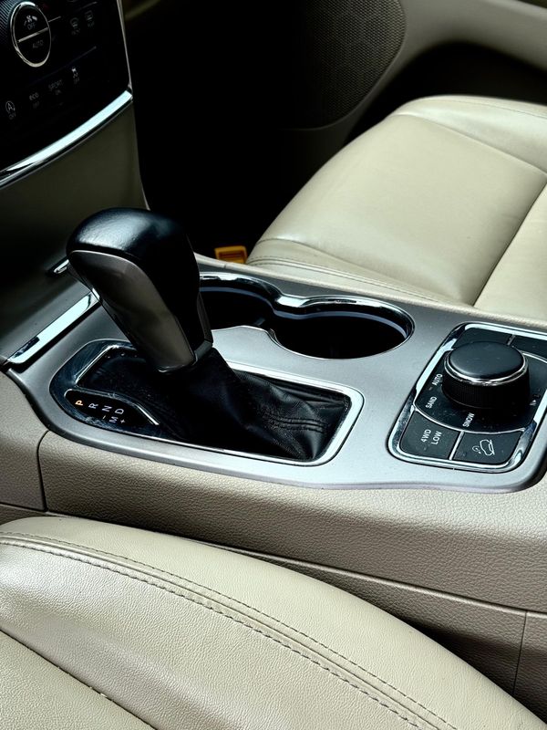 Vehicle image 10 of 13