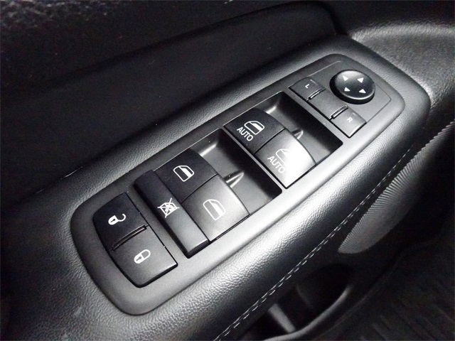 Vehicle image 27 of 28
