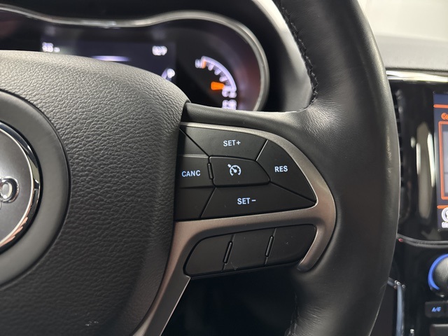 Vehicle image 21 of 28
