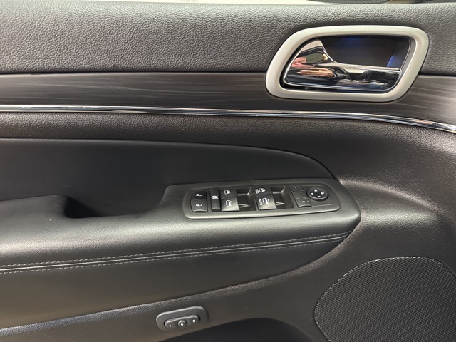 Vehicle image 23 of 28