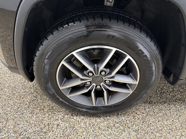 Vehicle image 25 of 28
