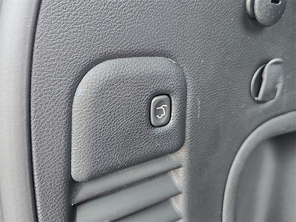 Vehicle image 28 of 30