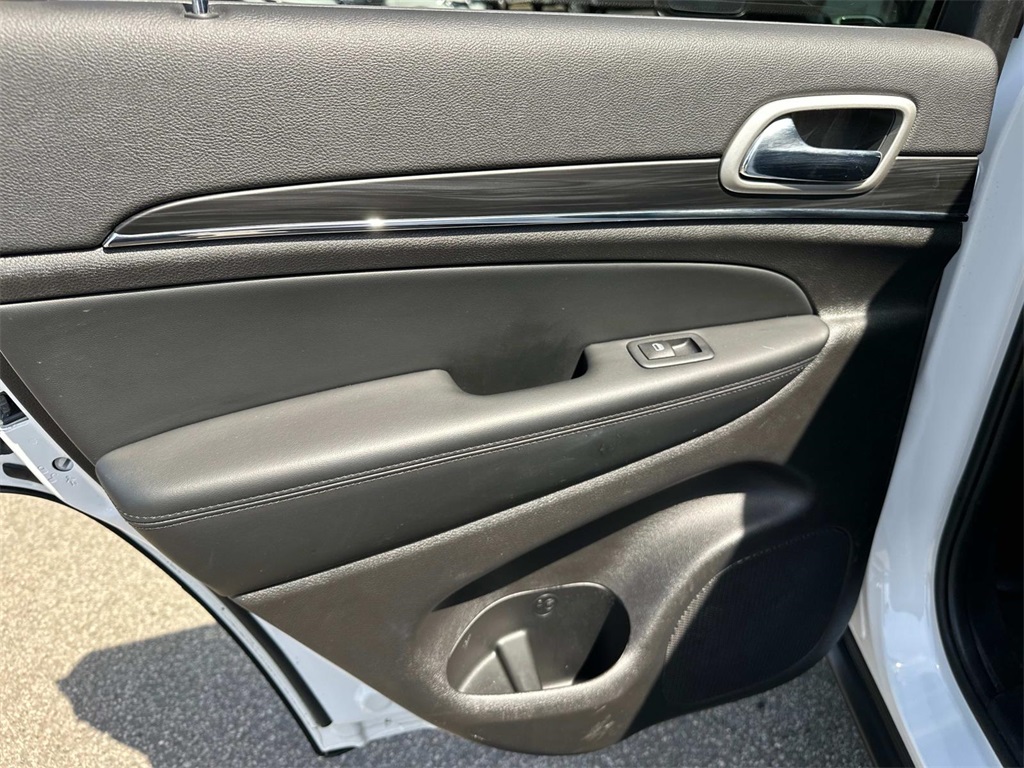 Vehicle image 23 of 27