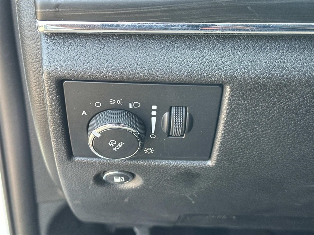 Vehicle image 16 of 27