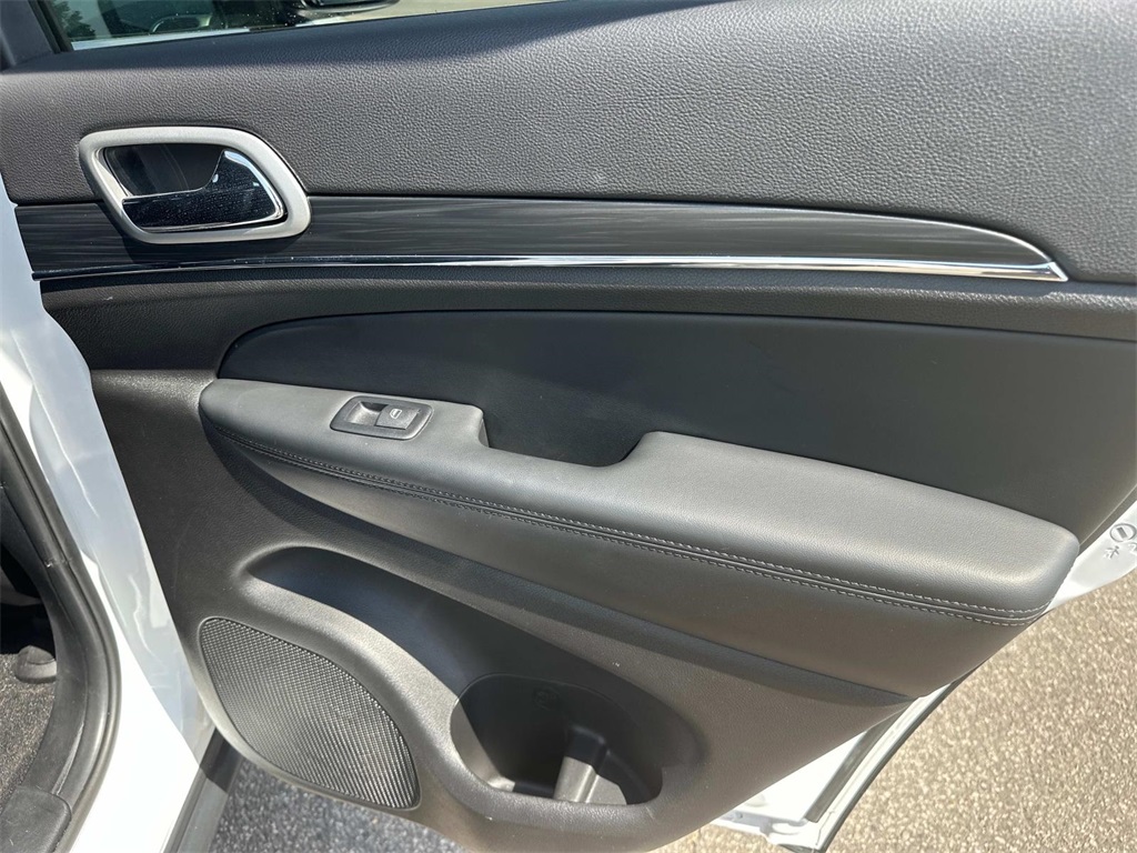 Vehicle image 19 of 27