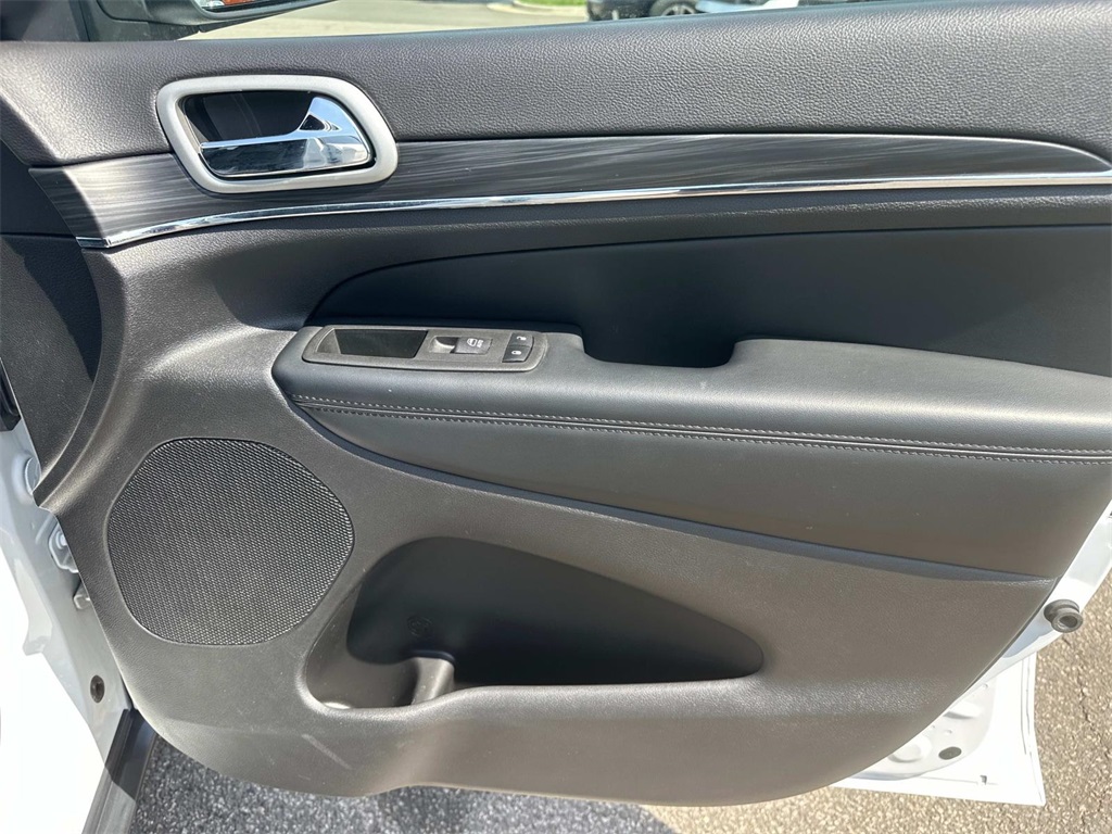 Vehicle image 17 of 27
