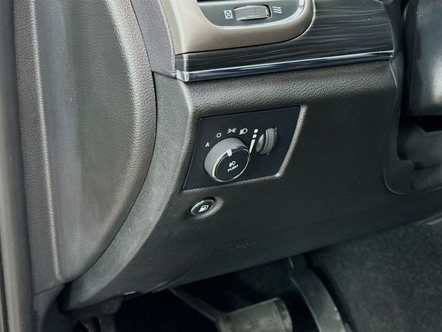 Vehicle image 10 of 32