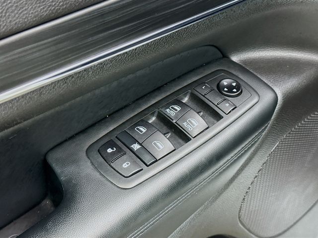 Vehicle image 18 of 32