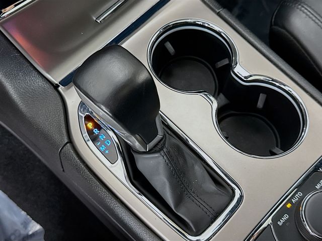 Vehicle image 17 of 32
