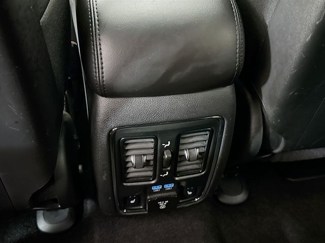 Vehicle image 25 of 32