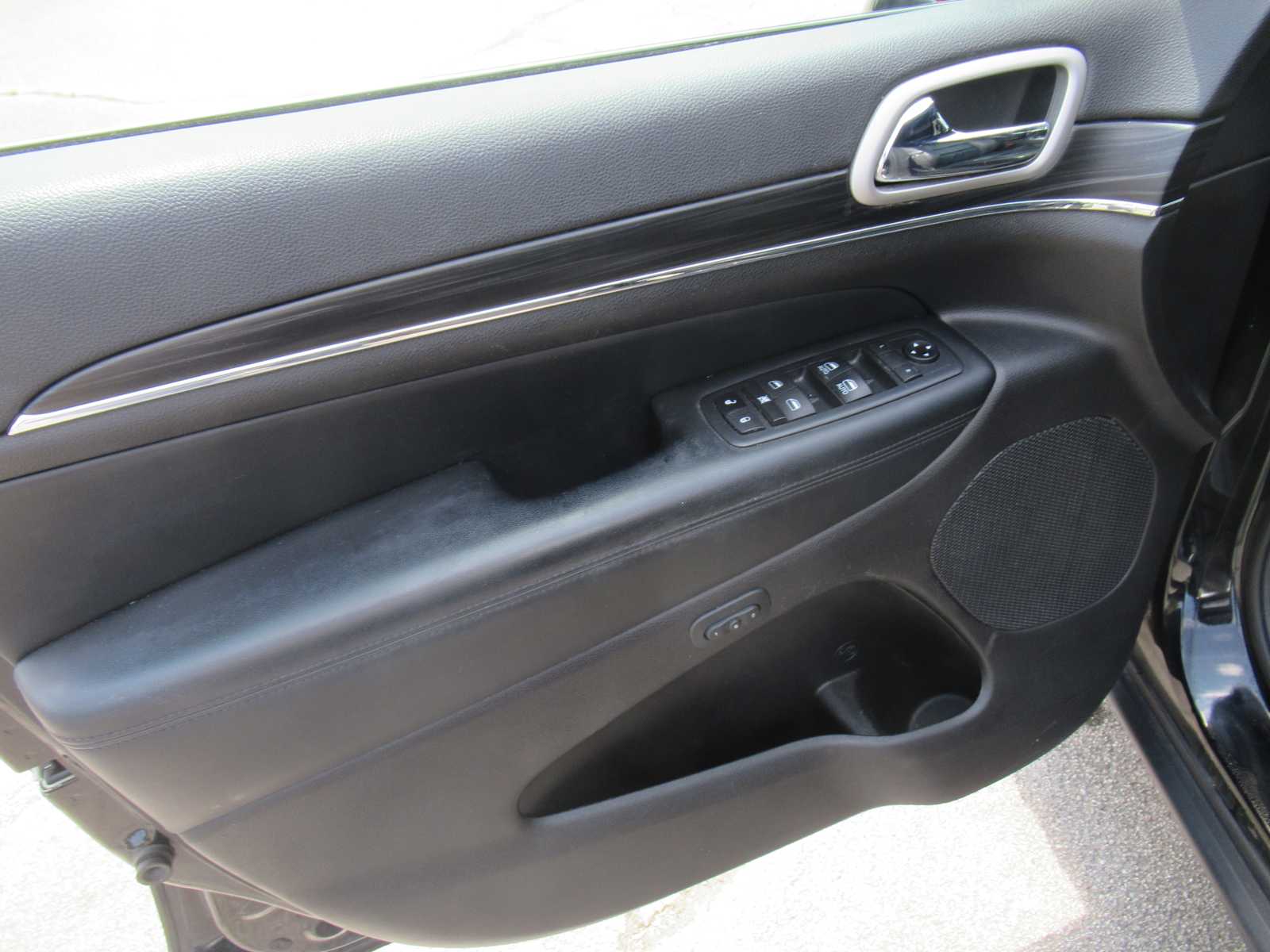 Vehicle image 16 of 45
