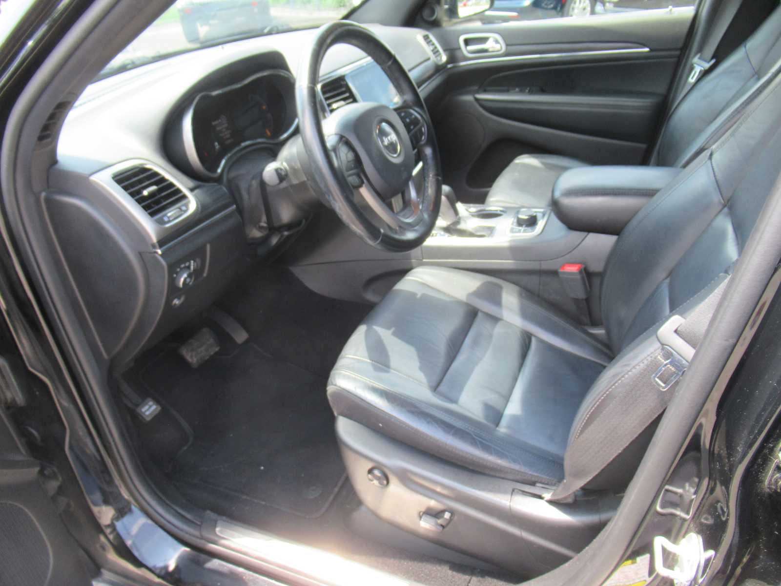 Vehicle image 17 of 45