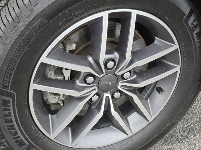 Vehicle image 18 of 34