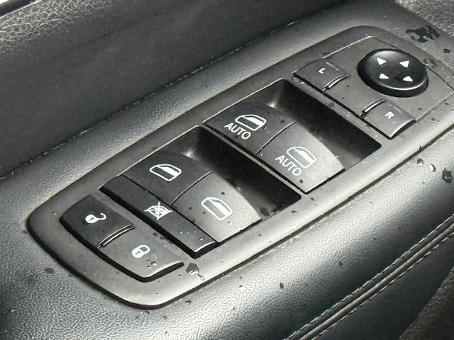 Vehicle image 34 of 40