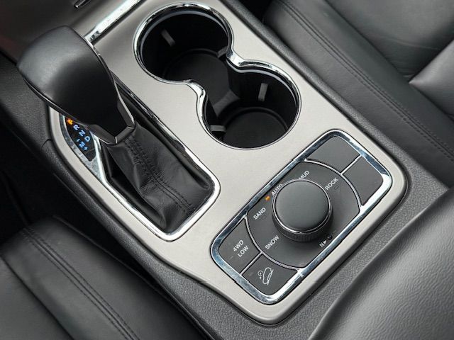 Vehicle image 25 of 40