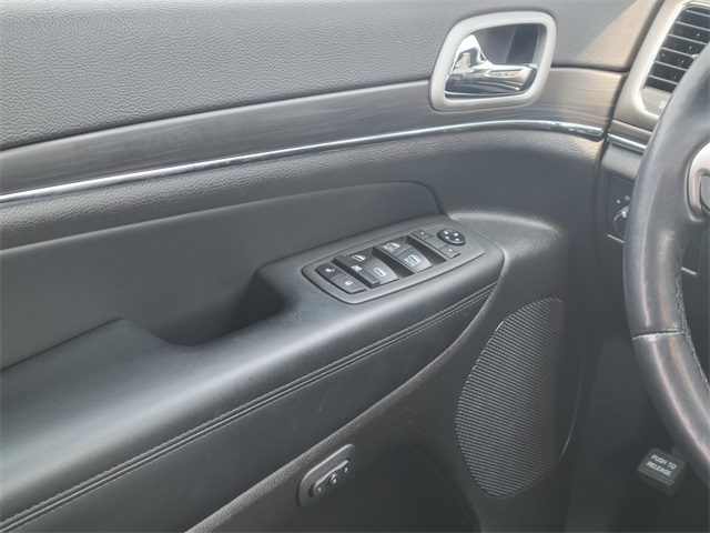Vehicle image 33 of 36