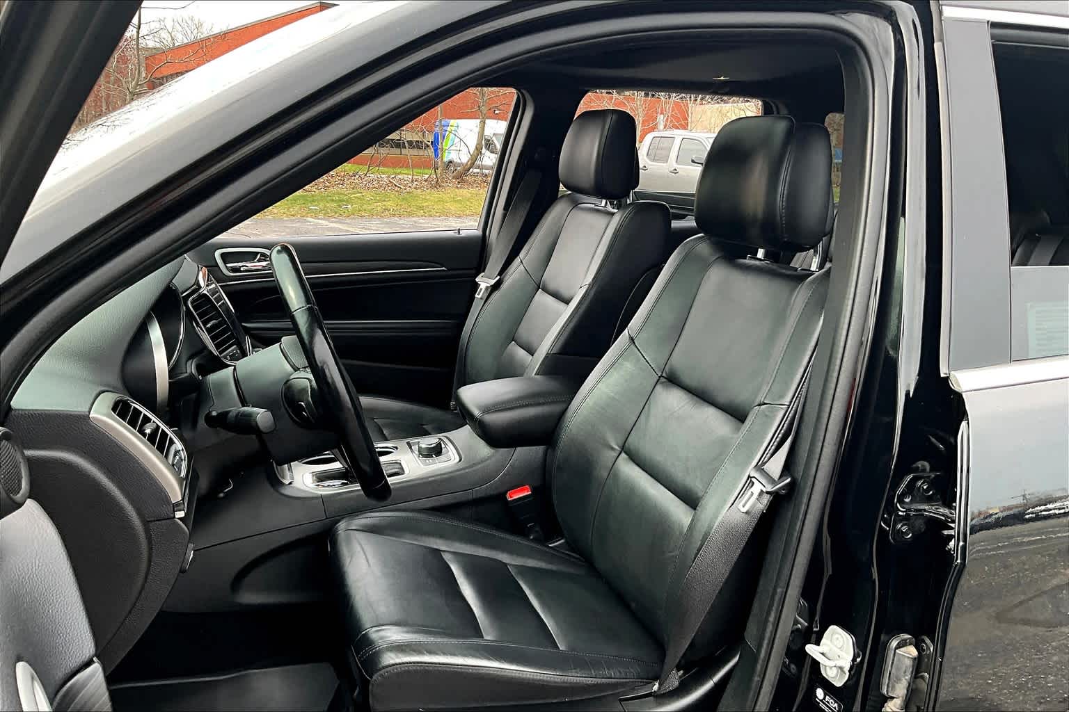 Vehicle image 10 of 35