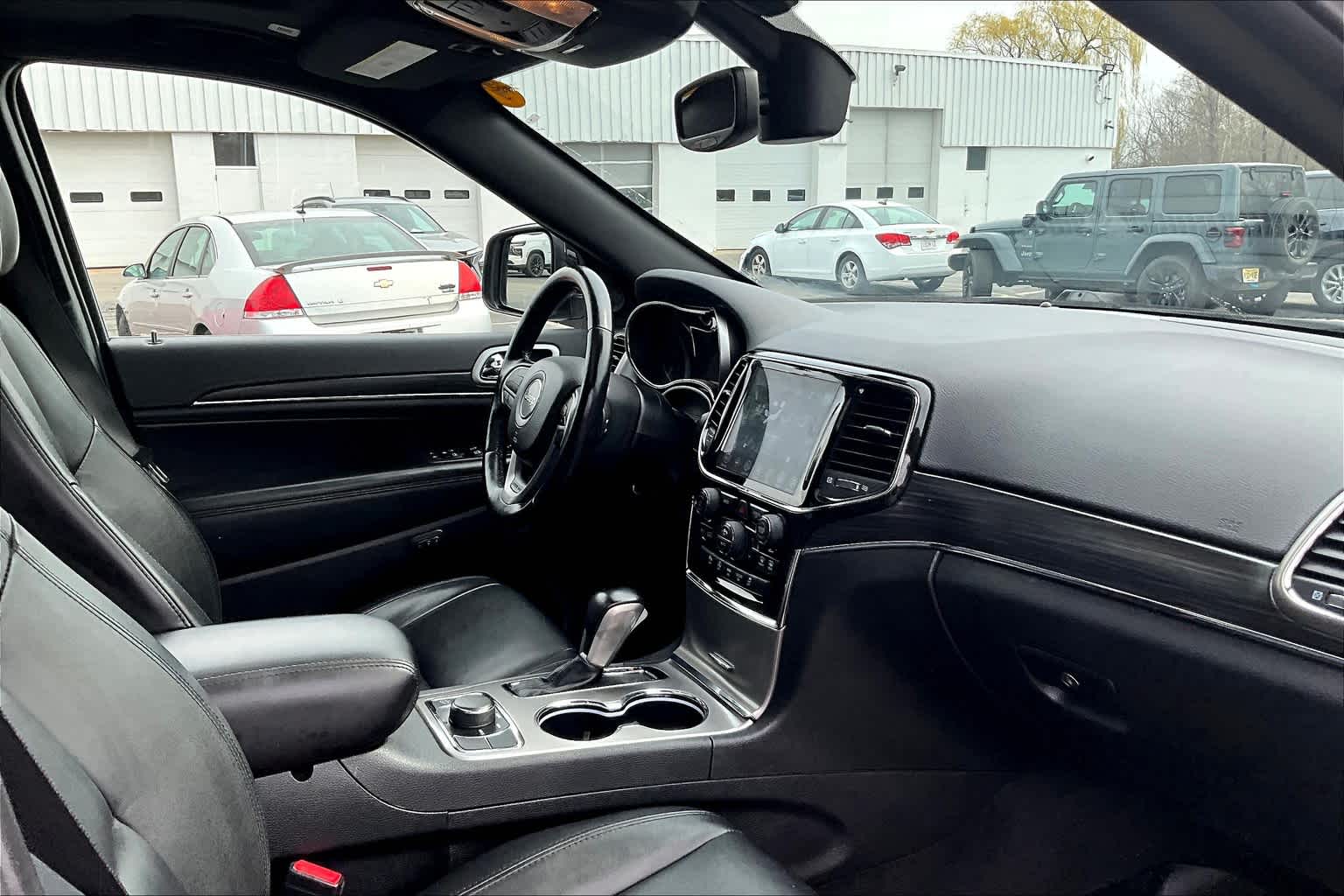 Vehicle image 21 of 35