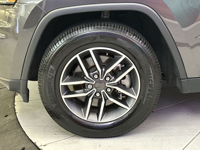 Vehicle image 10 of 32