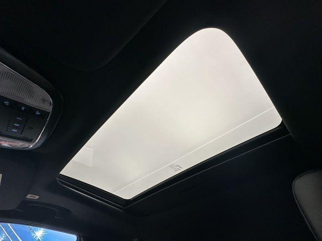 Vehicle image 23 of 32