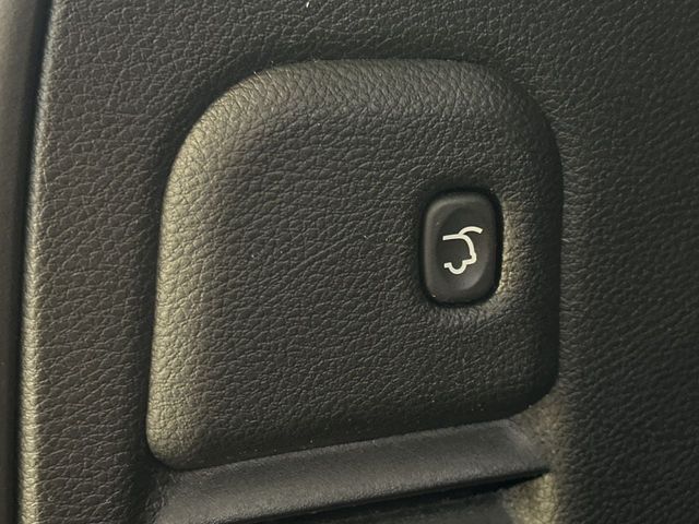 Vehicle image 28 of 32
