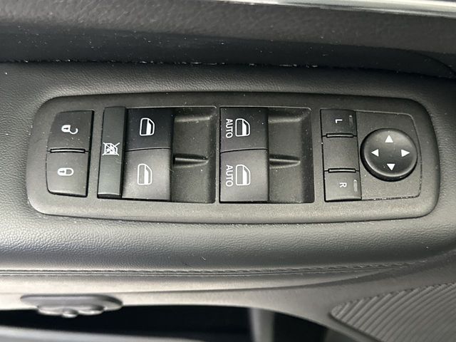 Vehicle image 13 of 32