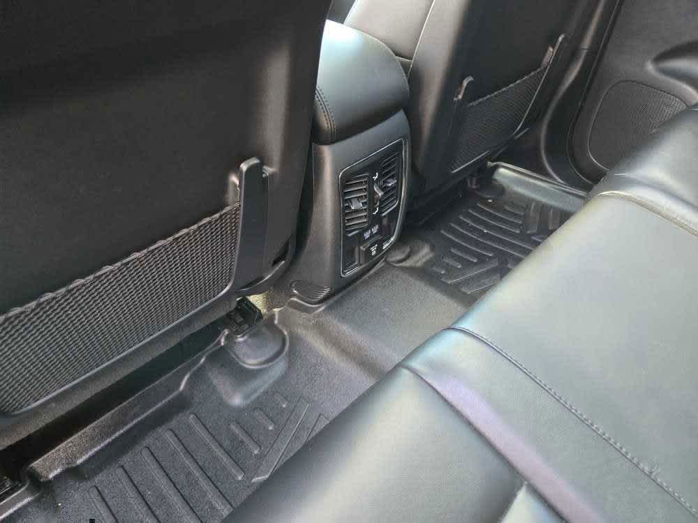 Vehicle image 11 of 28