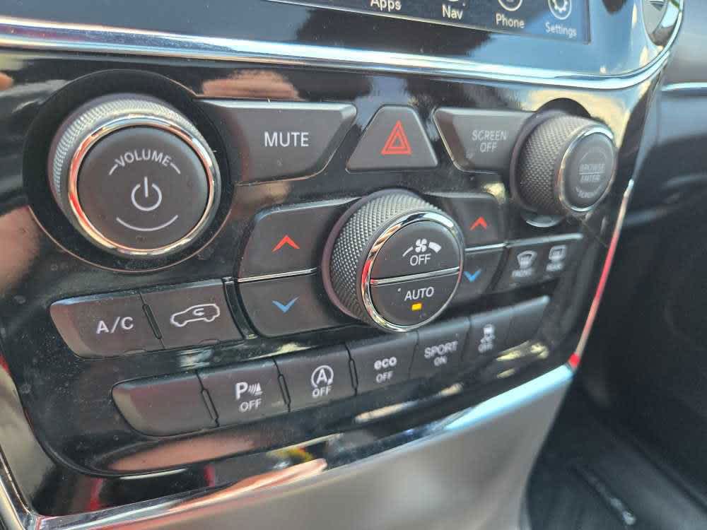Vehicle image 21 of 28