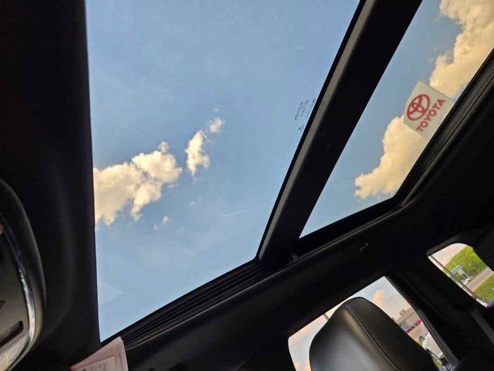 Vehicle image 25 of 28