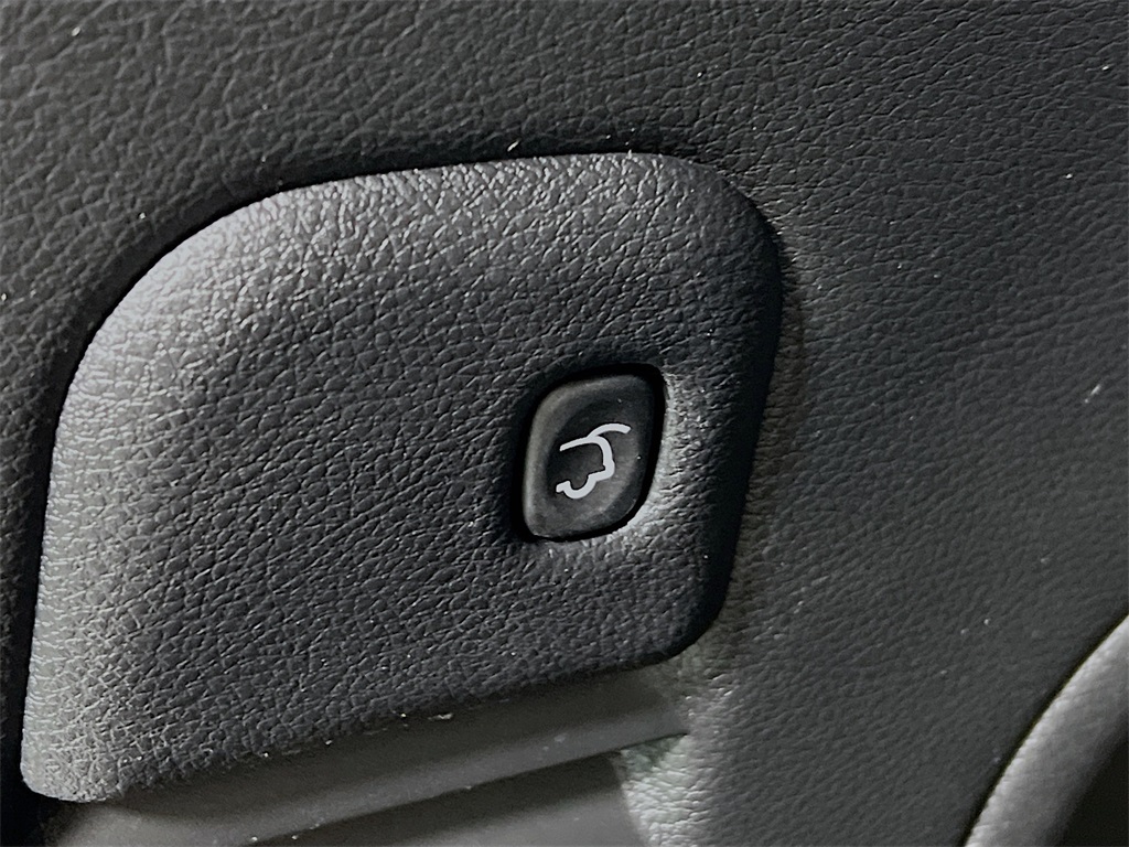 Vehicle image 32 of 39