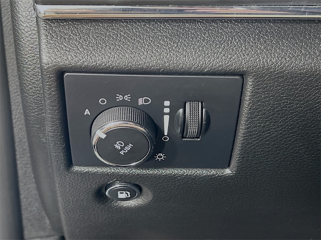 Vehicle image 21 of 39