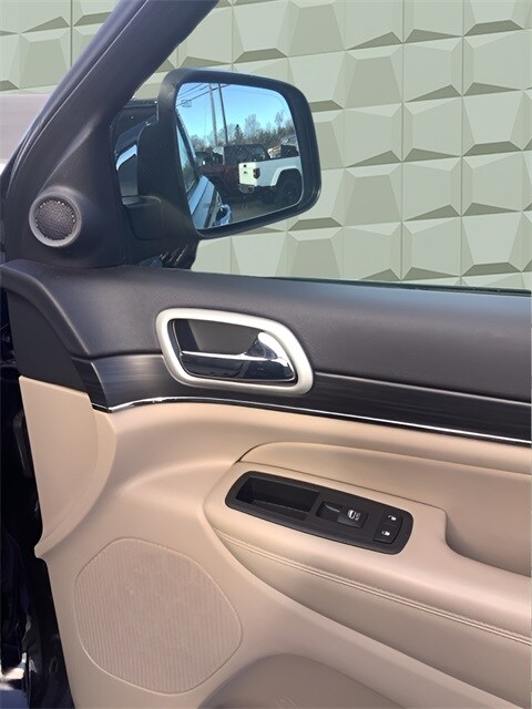 Vehicle image 14 of 26