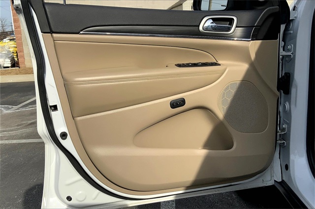 Vehicle image 23 of 34