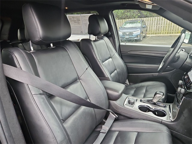 Vehicle image 21 of 25
