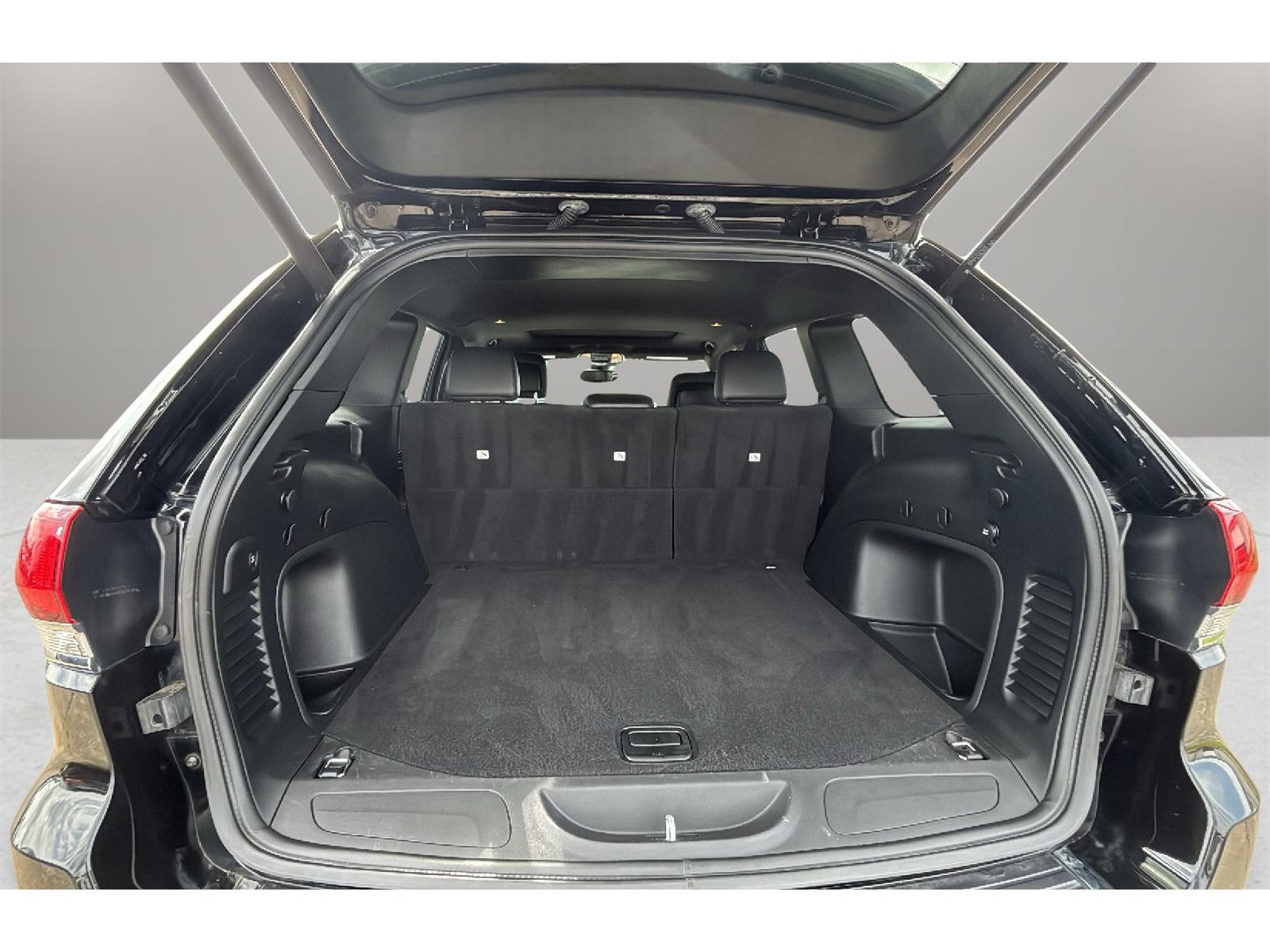 Vehicle image 19 of 23