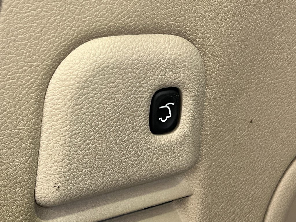 Vehicle image 18 of 40