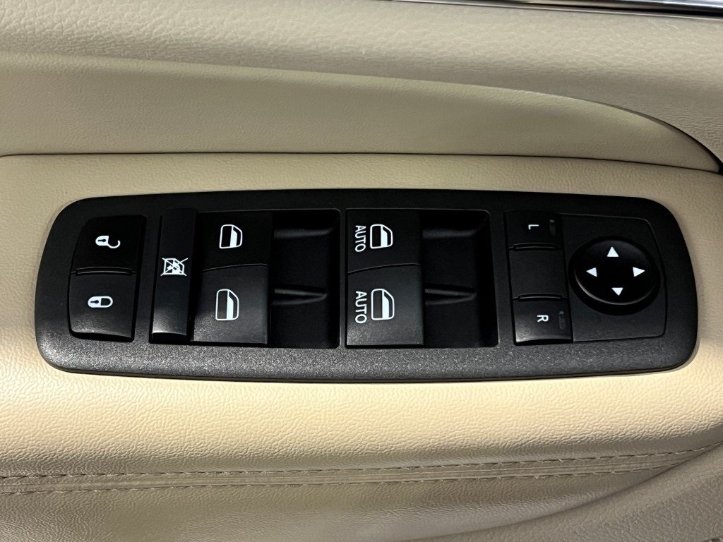Vehicle image 35 of 40