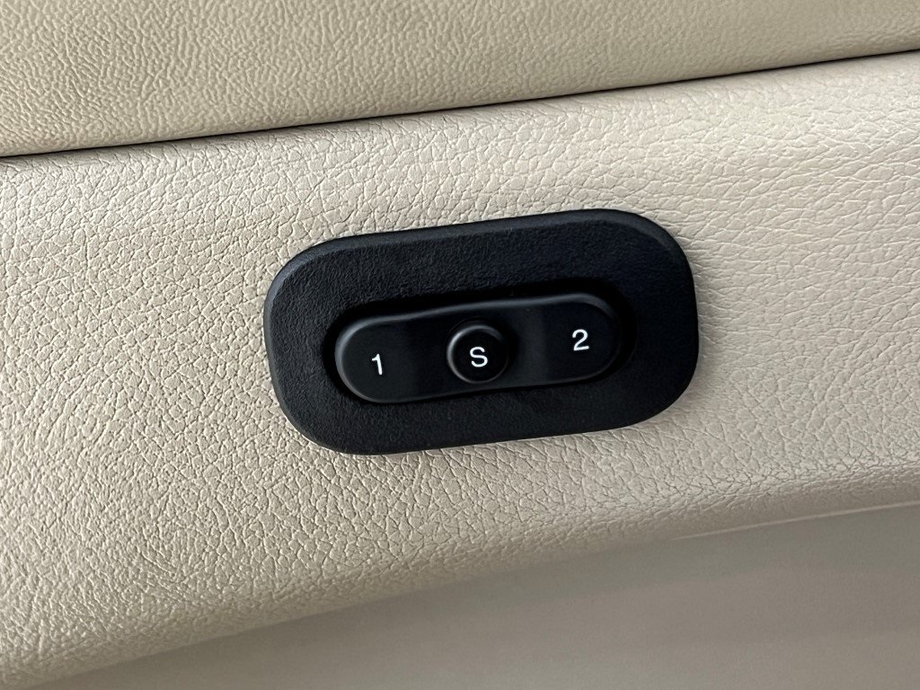Vehicle image 36 of 40