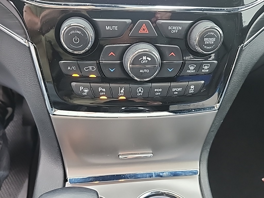 Vehicle image 33 of 37