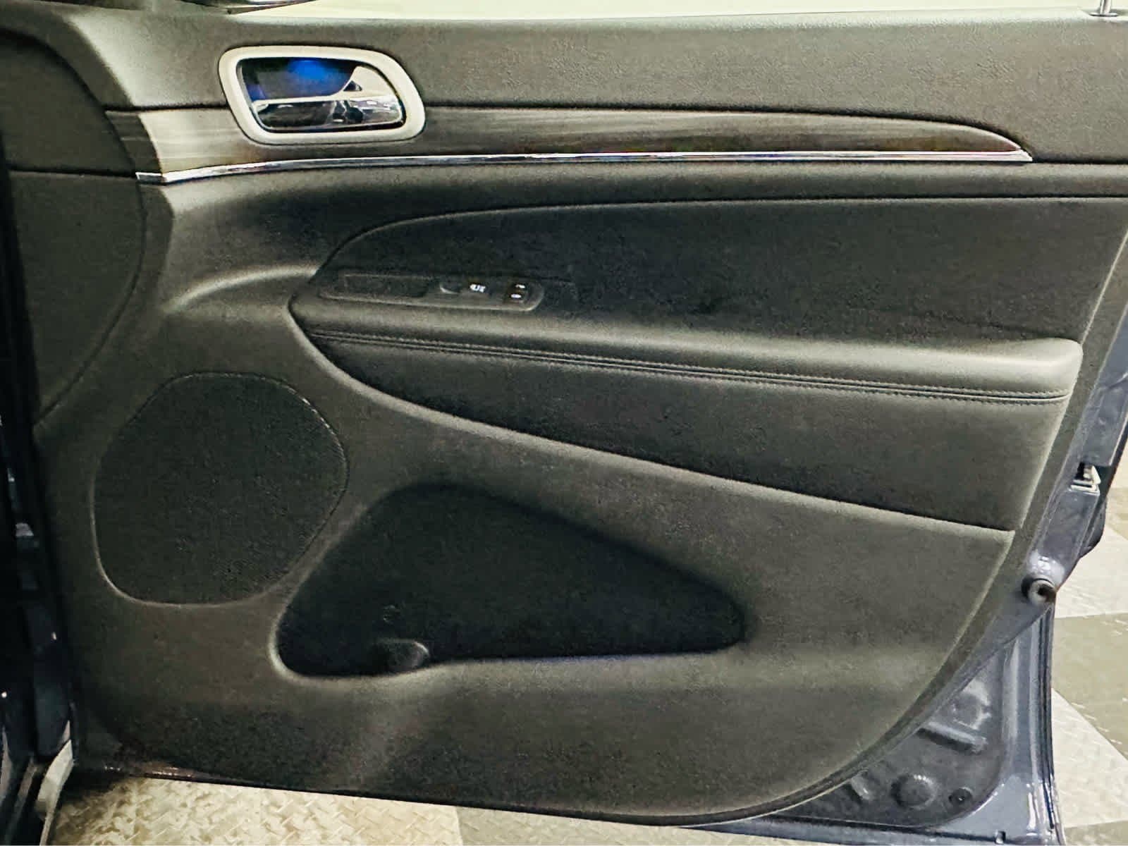 Vehicle image 24 of 29