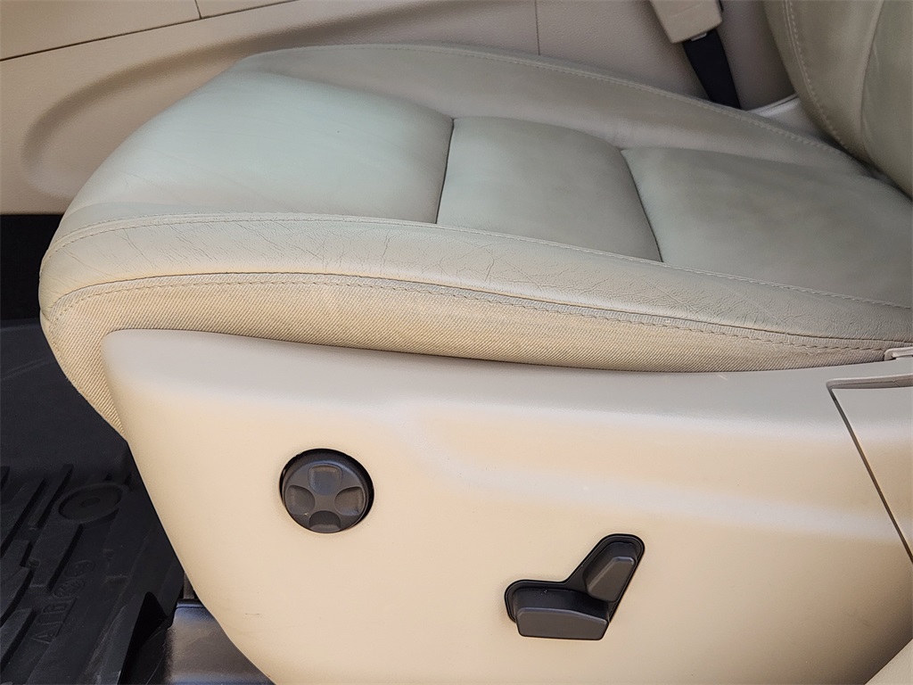 Vehicle image 26 of 33