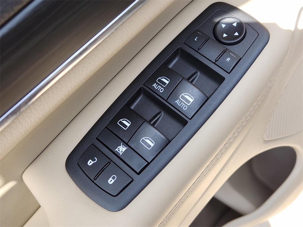 Vehicle image 17 of 33