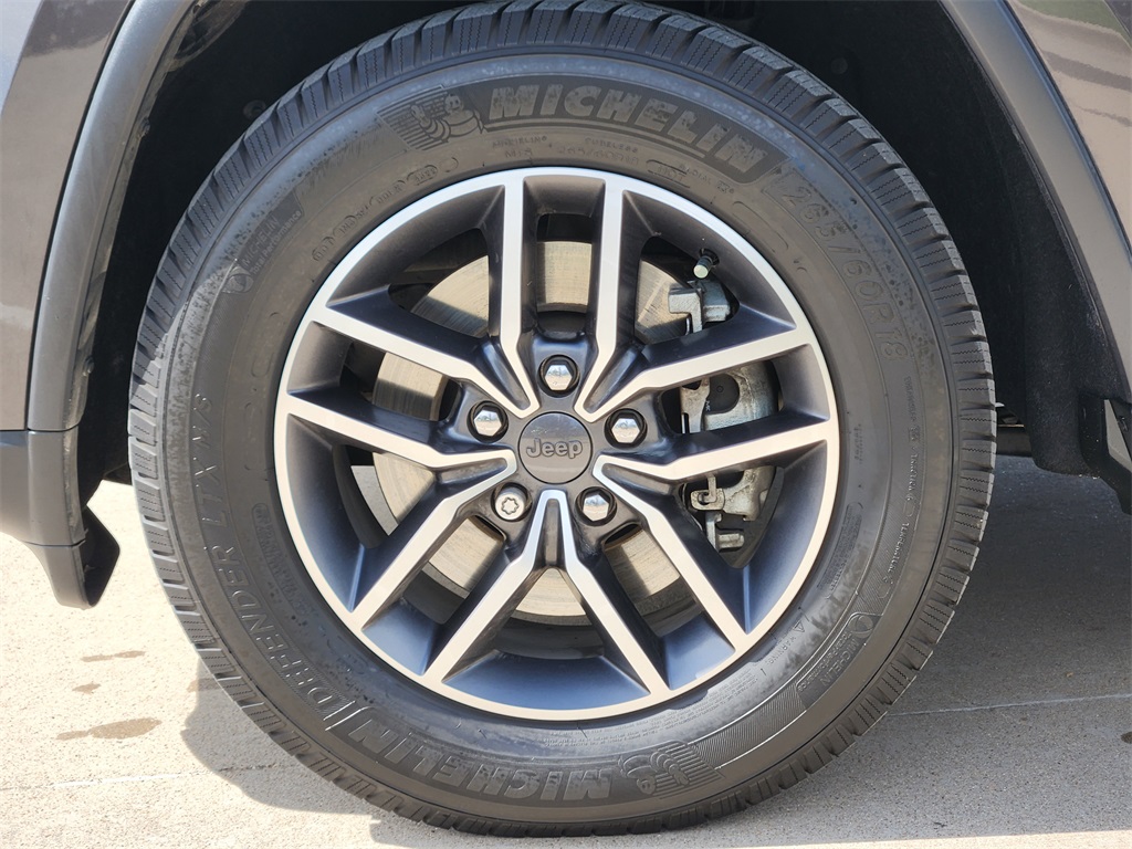Vehicle image 21 of 33